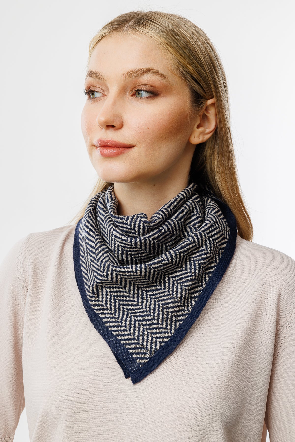LYCIA VIERKANTE FOULARD MARINEBLAUW-BEIGE