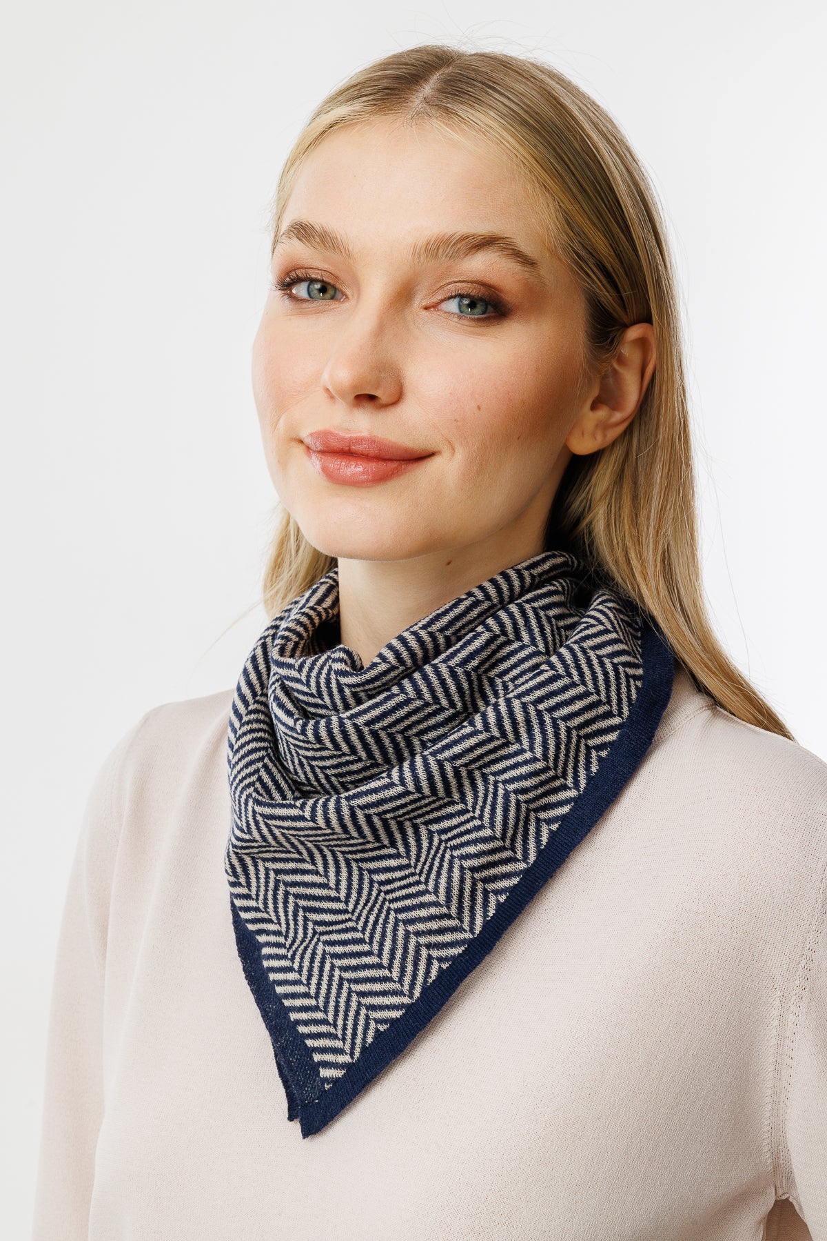 LYCIA VIERKANTE FOULARD MARINEBLAUW-BEIGE