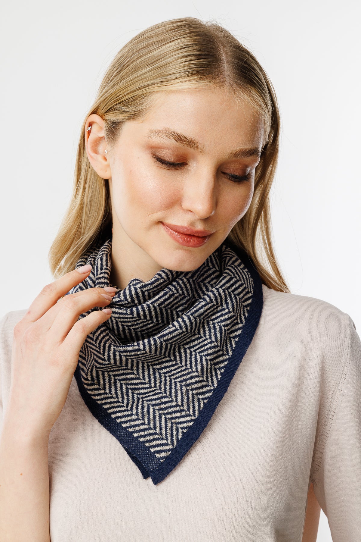 LYCIA VIERKANTE FOULARD MARINEBLAUW-BEIGE