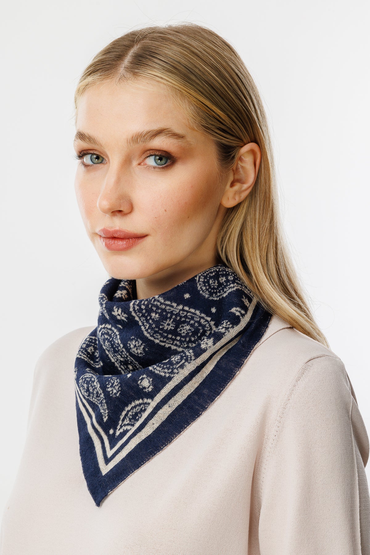 PATARA VIERKANTE FOULARD MARINEBLAUW-BEIGE