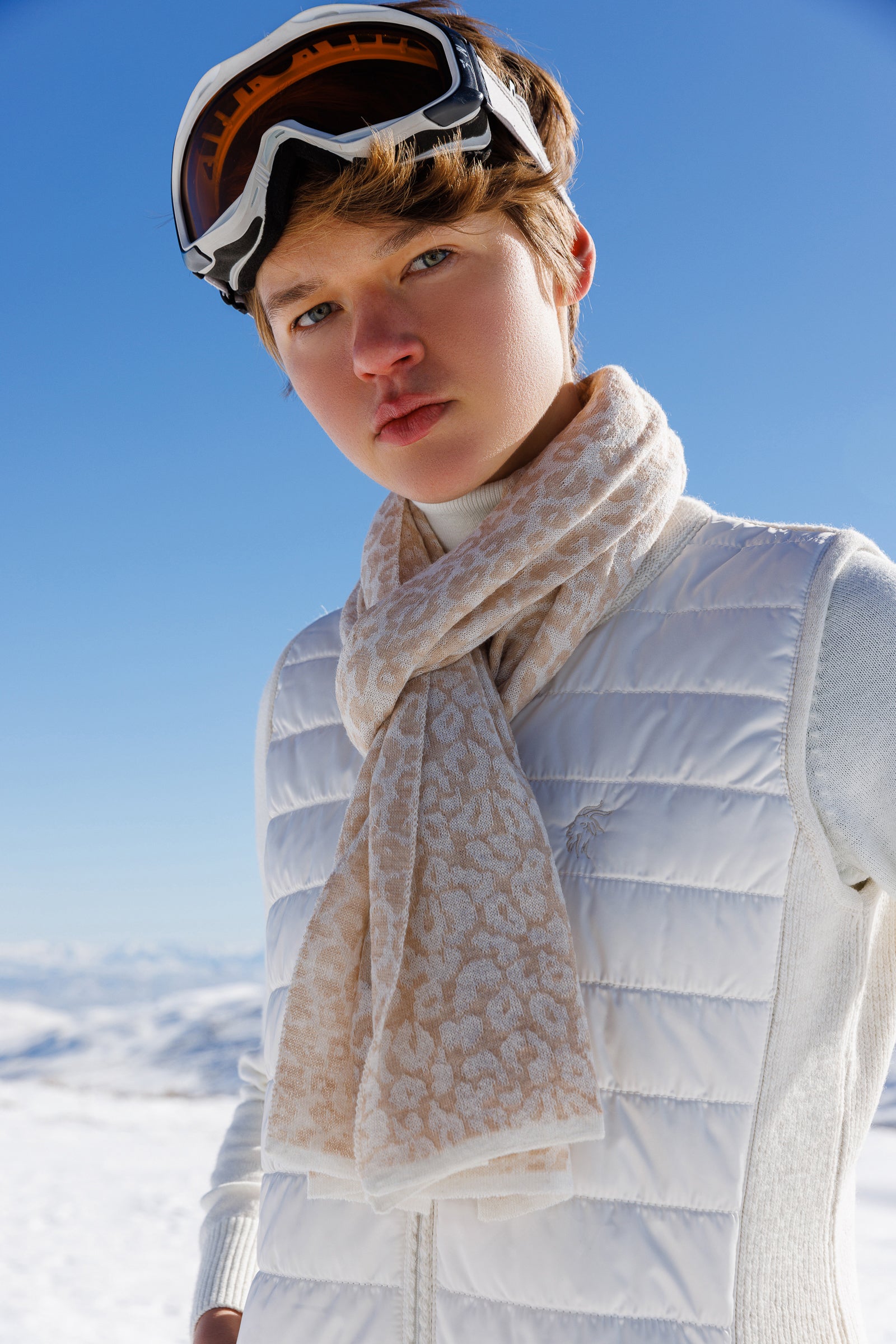 LUIPAARD SJAAL ECRU-BEIGE