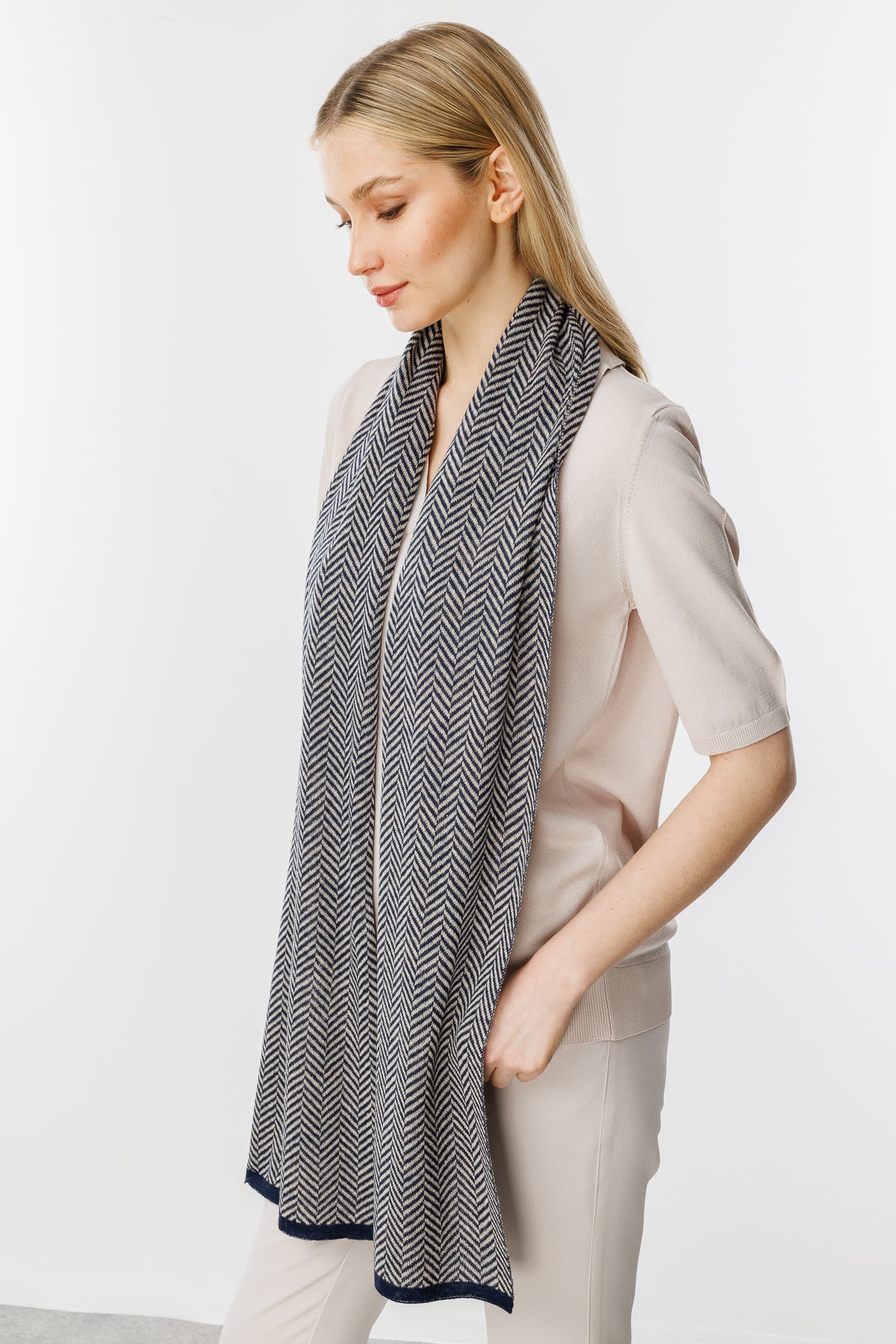 LYCIA SHAWL MARINEBLAUW-BEIGE