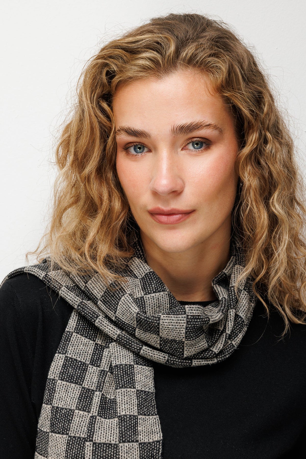 MOSAIC SHAWL BLACK-BEIGE