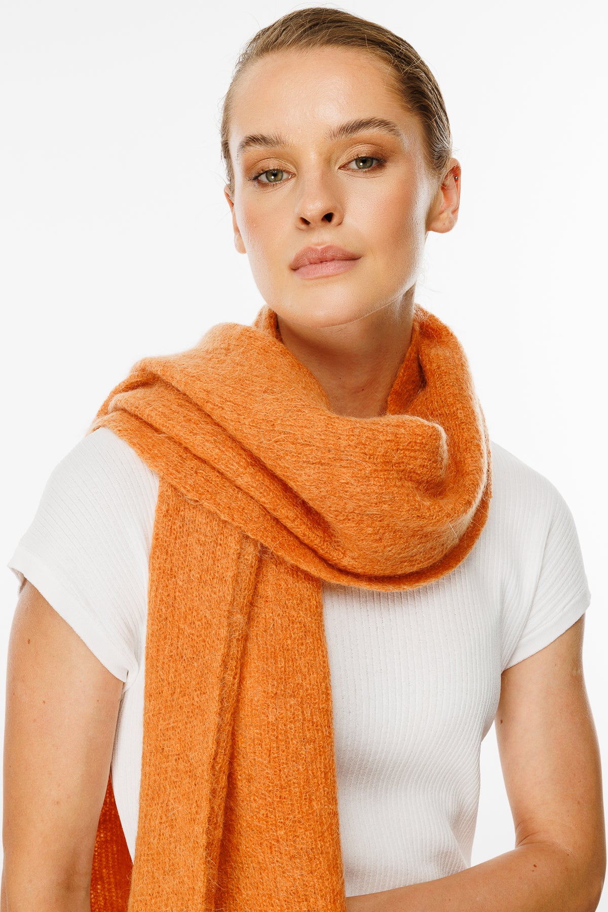 HATTUSA SJAAL ORANJE-BASIC GEBREID
