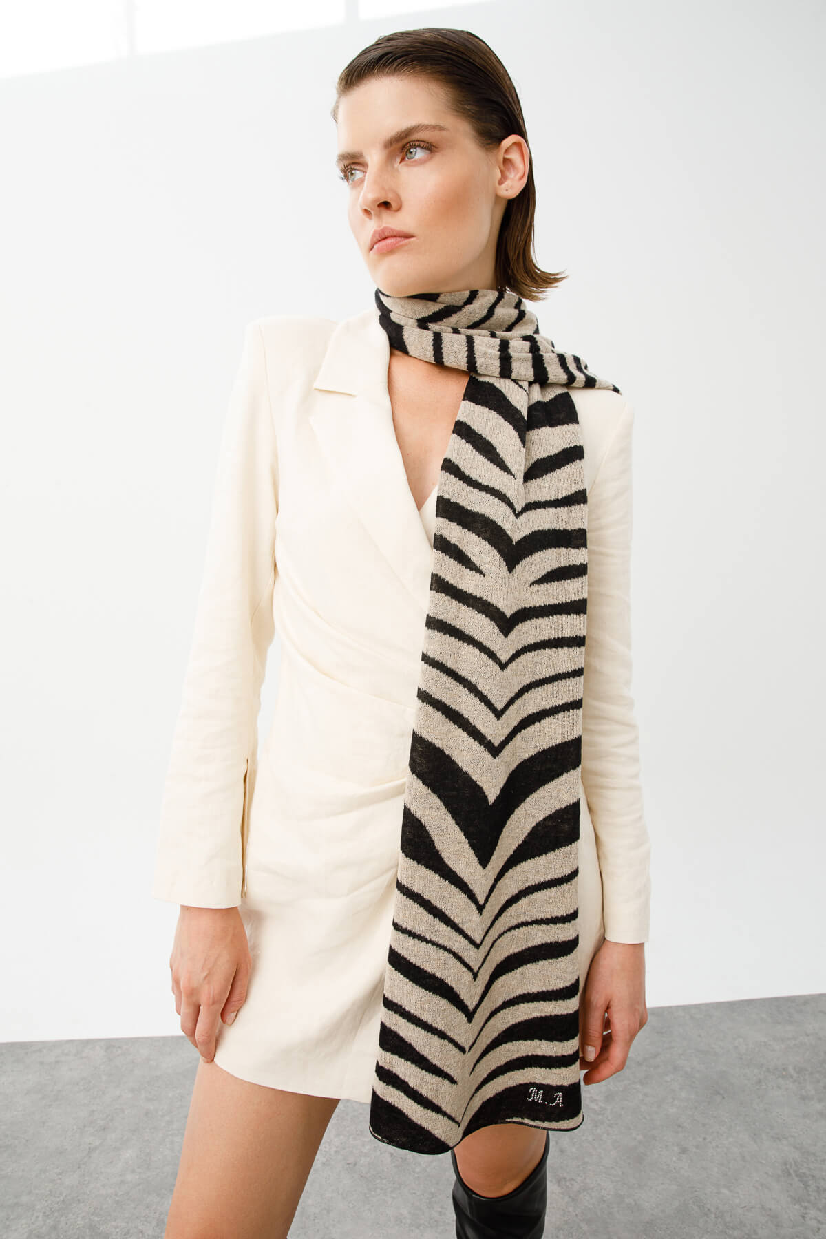 TIGER SHAWL BLACK-BEIGE