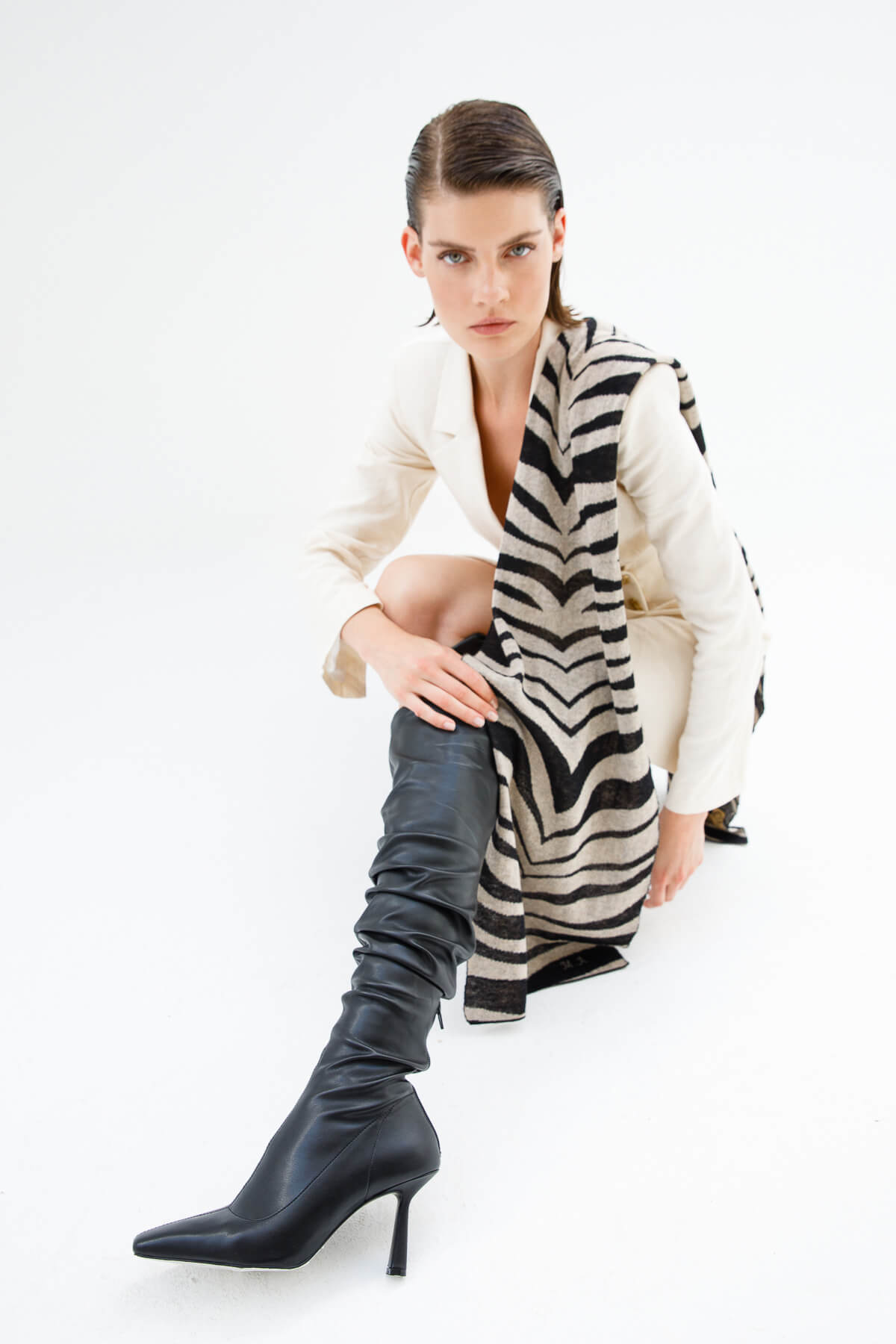 TIGER SHAWL BLACK-BEIGE